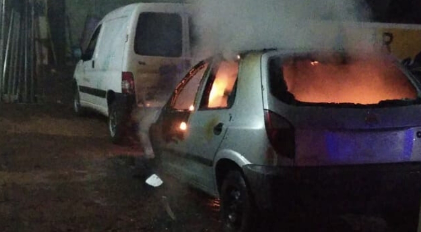 Veículo é destruído pelo fogo no centro da cidade