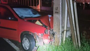 Veículo sai da pista e se choca contra poste na Willy Barth