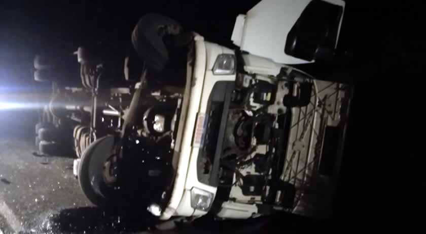 Tombamento de caminhão causa lesões em duas pessoas