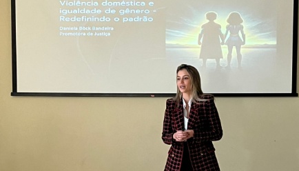 Promotora de Justiça fala sobre violência doméstica para servidores das redes de proteção social e diretores de escola