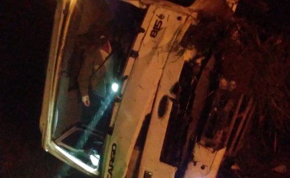Caminhão sai da pista e deixa duas vítimas no Oeste de SC