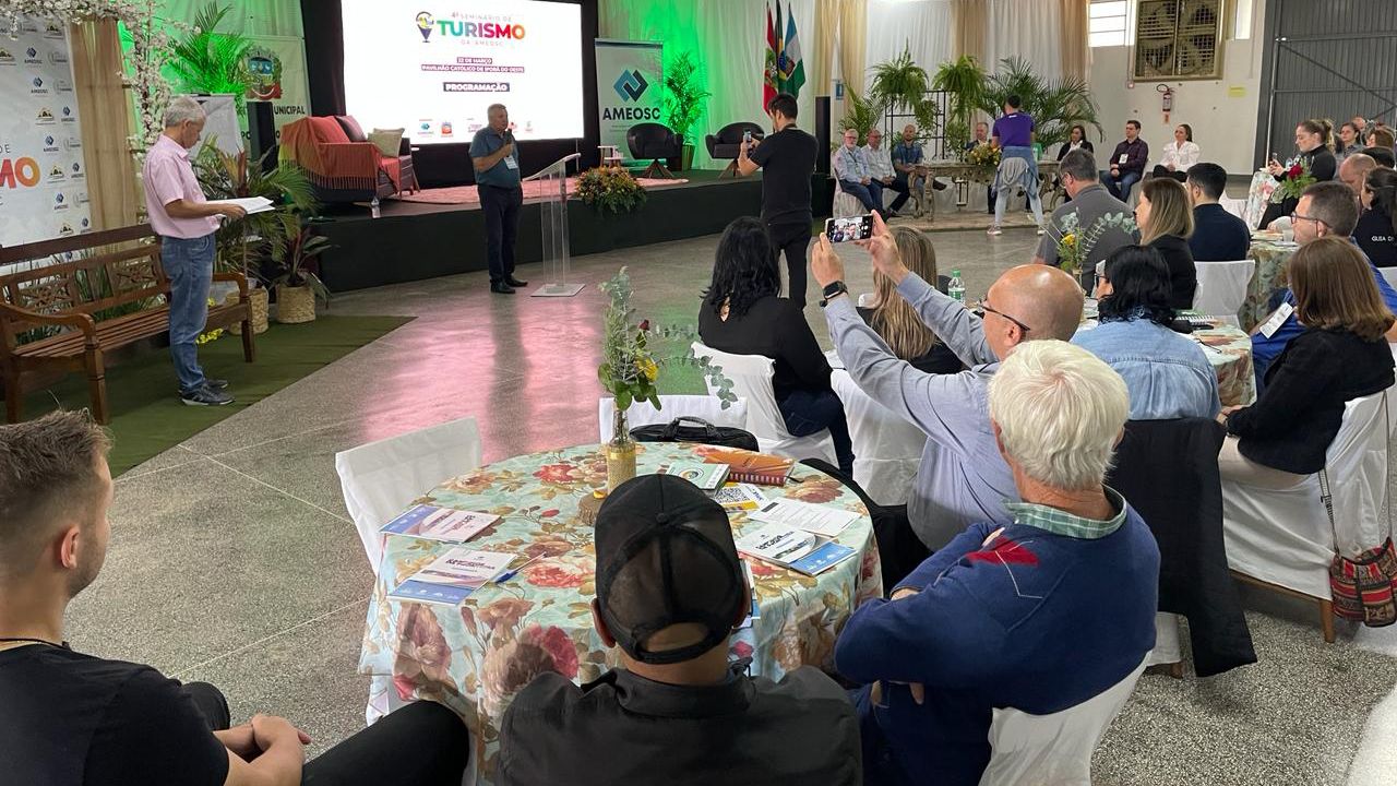 Seminário de Turismo da Ameosc reúne 200 pessoas em Iporã do Oeste