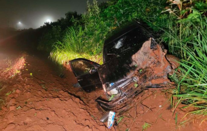 Automóvel ocupado por 4 pessoas sai da pista nas margens da BR-282