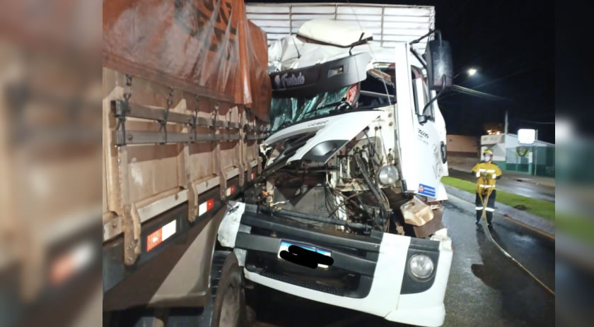 Caminhão bate na traseira de outro e motorista fica preso às ferragens