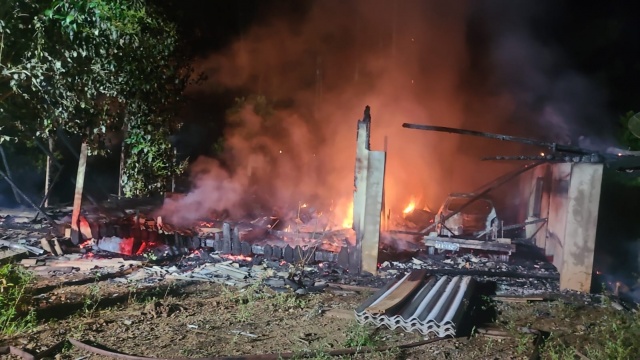 Incêndio destrói residência e carro no interior de Águas de Chapecó