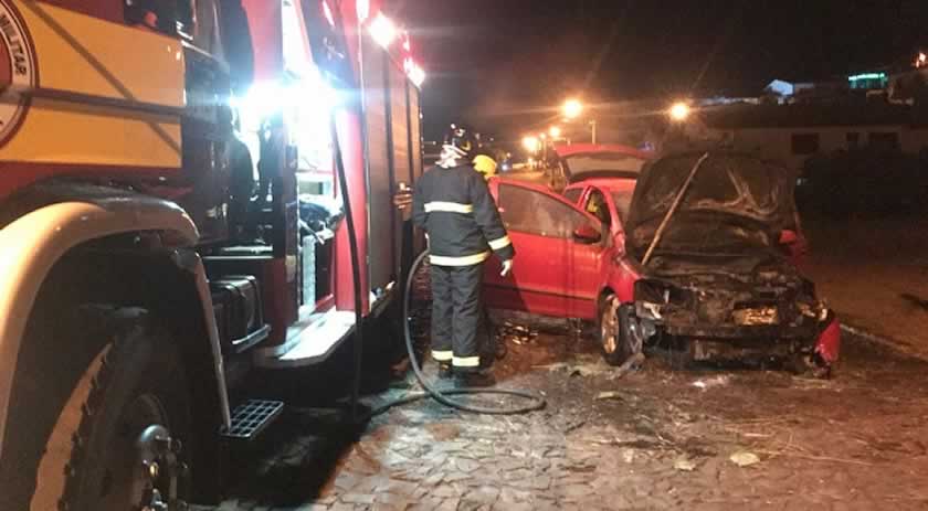 Veículo é parcialmente destruído por incêndio