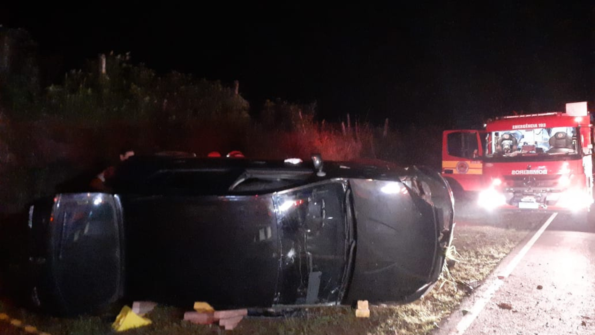 Saída de pista envolvendo um veículo de passeio deixa duas pessoas feridas