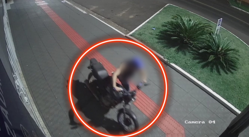 Câmeras de videmonitoramento flagram furto de motocicleta