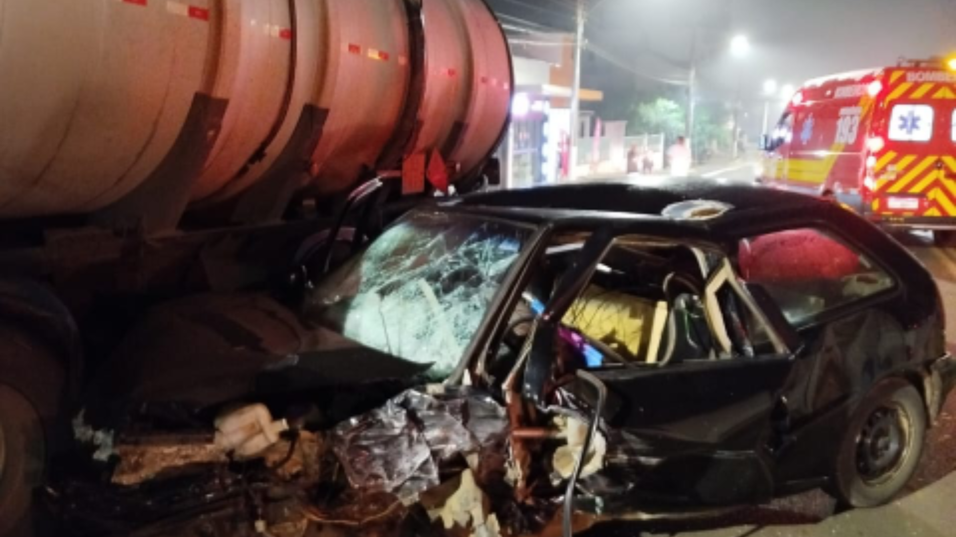 Carro colide em caminhão estacionado no centro