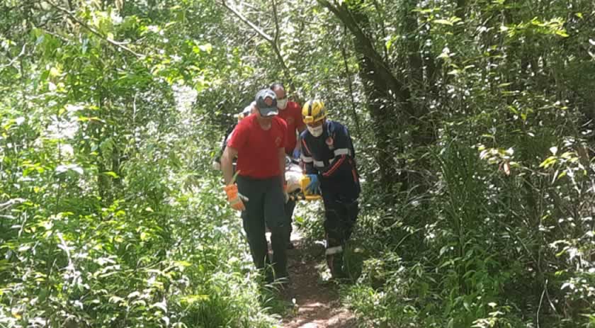 Mulher sofre ferimentos na cabeça após cair lajes as margens do Rio Iracema