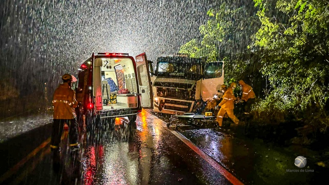 Condutor de caminhão fica levemente ferido após saída de pista na BR-282