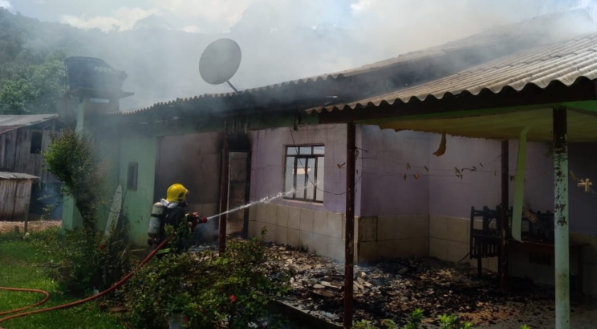 Incêndio destrói casa na Linha São Domingos