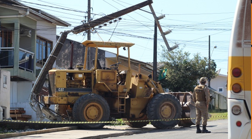 Pá Carregadeira apresenta problemas mecânicos e atinge poste de energia elétrica