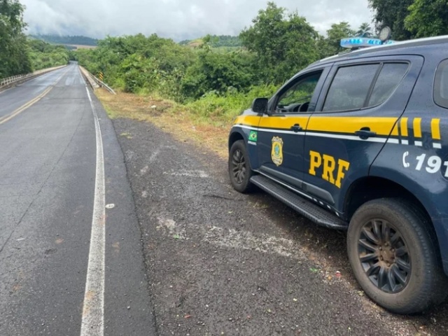 Homem morre após carro capotar e cair de barranco na BR-386