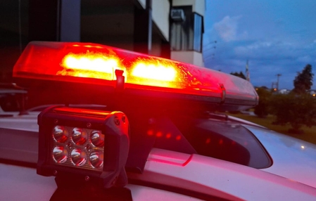 Mulher é agredida pelo companheiro com golpes de marreta