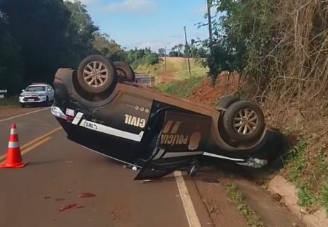 Viatura da Polícia Civil capota após colisão com caminhão no Oeste de SC