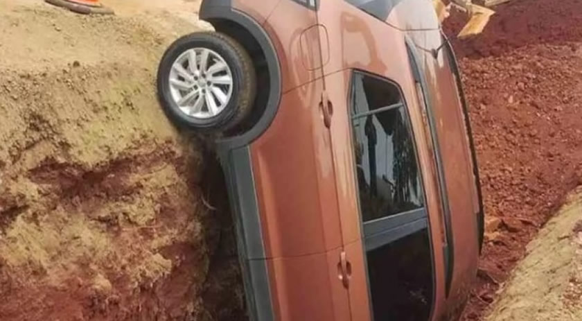 Carro cai em buraco de obra ao sair de garagem de prédio no RS