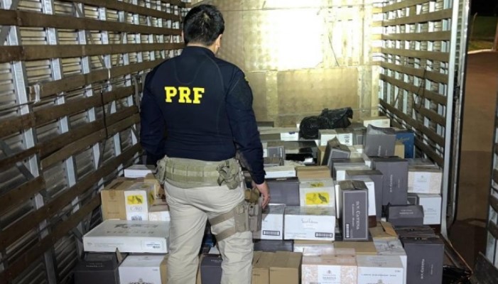 Caminhão com placas de SMOeste é flagrado com 1.800 garrafas de vinhos argentinos importados ilegalmente na BR-282