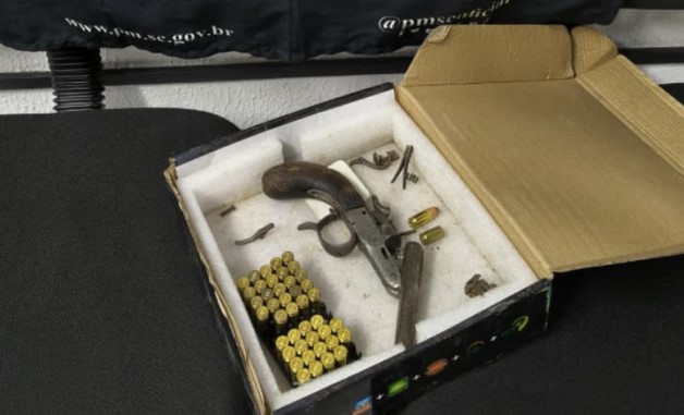 Homem é preso com arma artesanal e munições de uso restrito