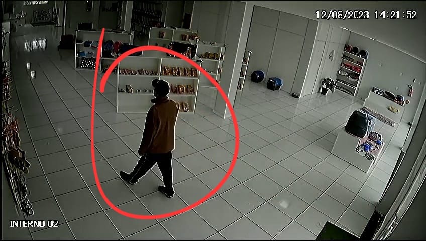 Homem tenta furtar duas lojas no centro