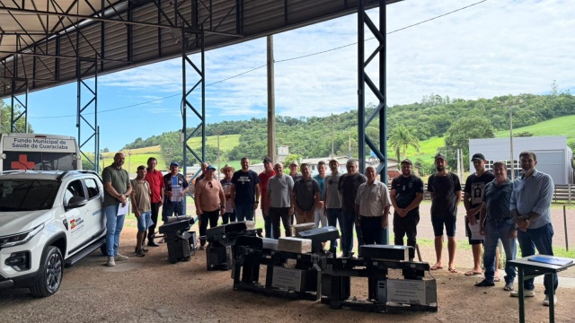 Deputado Lucas Neves visita Guaraciaba e realiza entrega de ensiladeiras e veículo para Agricultura