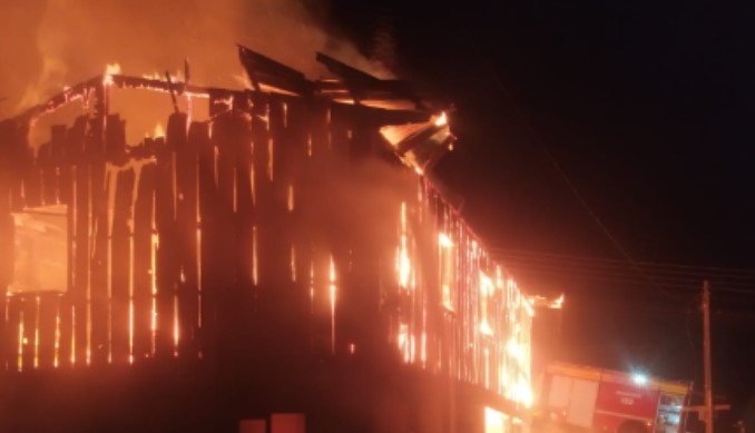 Incêndio deixa casa destruída durante esta madrugada