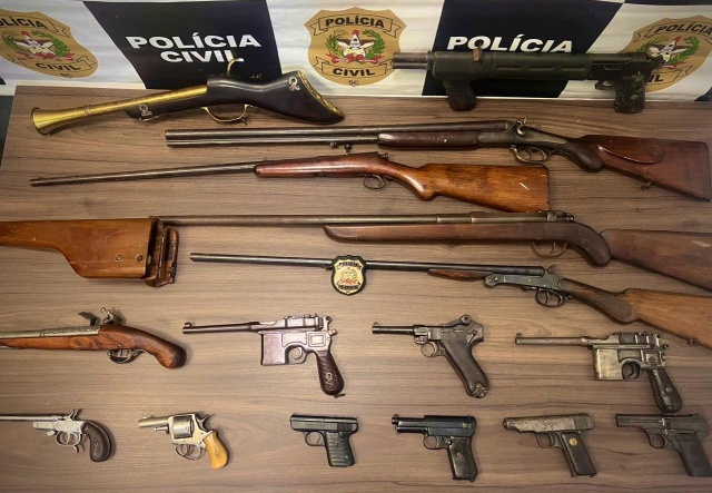 Polícia Civil prende agenciador e executor de homicídio e apreende 16 armas de fogo