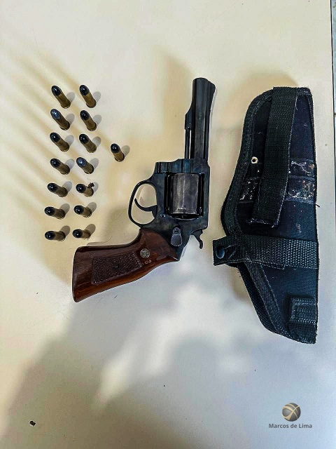 Homem é detido por posse irregular de arma de fogo após agressão