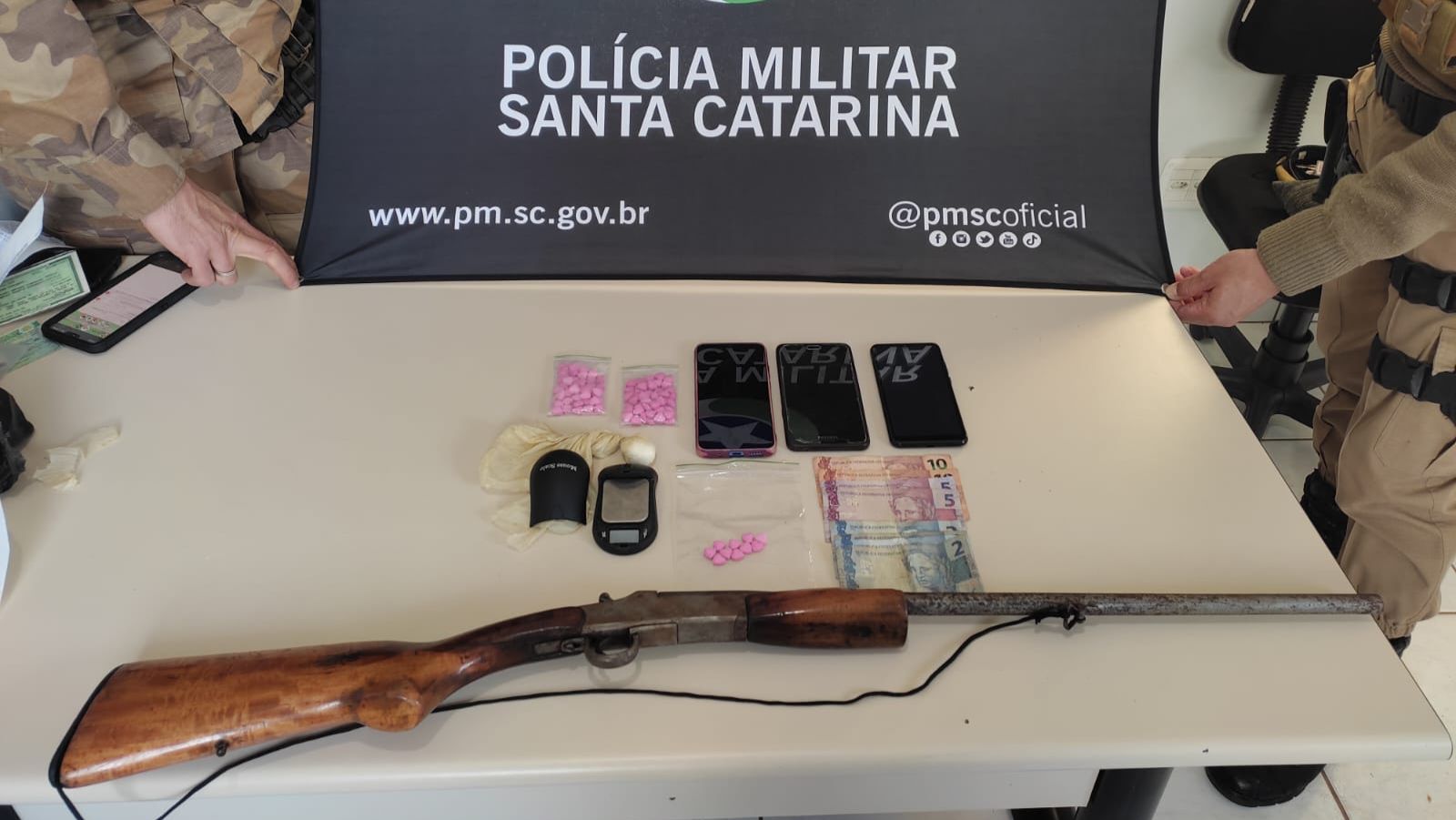 Casal é preso por tráfico de drogas e porte ilegal de arma de fogo
