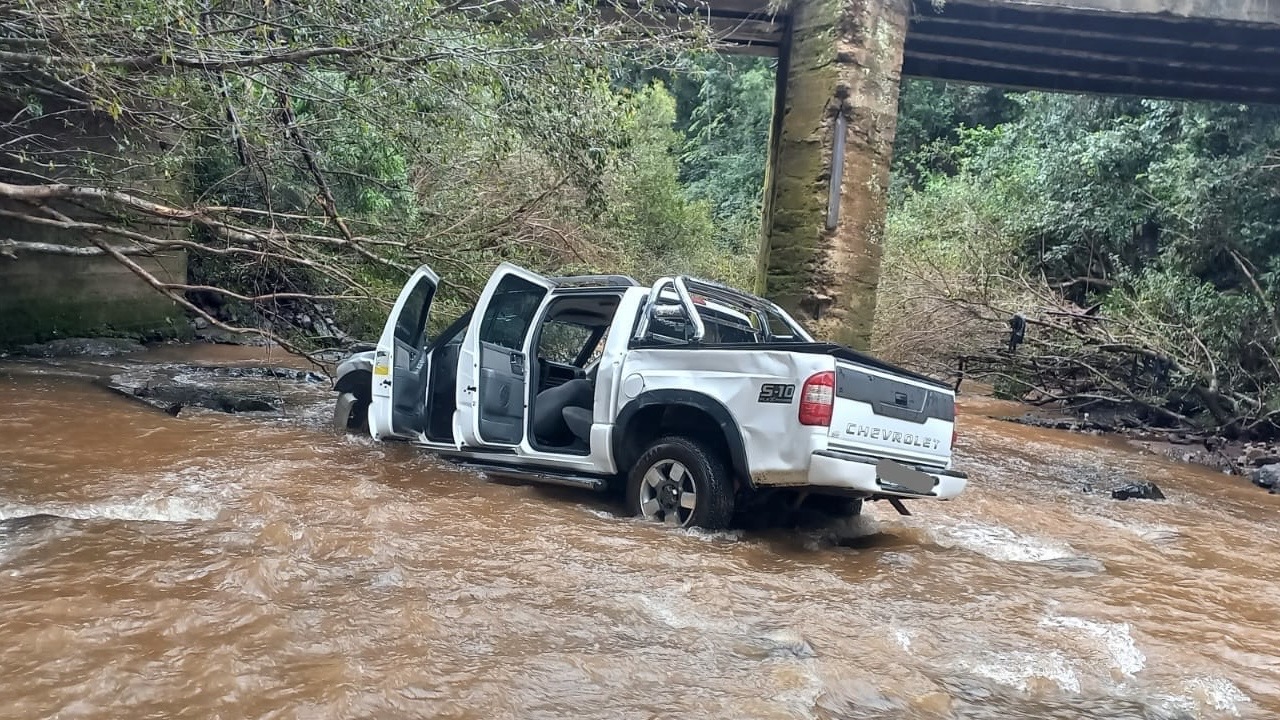 Camionete cai de ponte e deixa duas pessoas feridas no interior de Dionísio Cerqueira