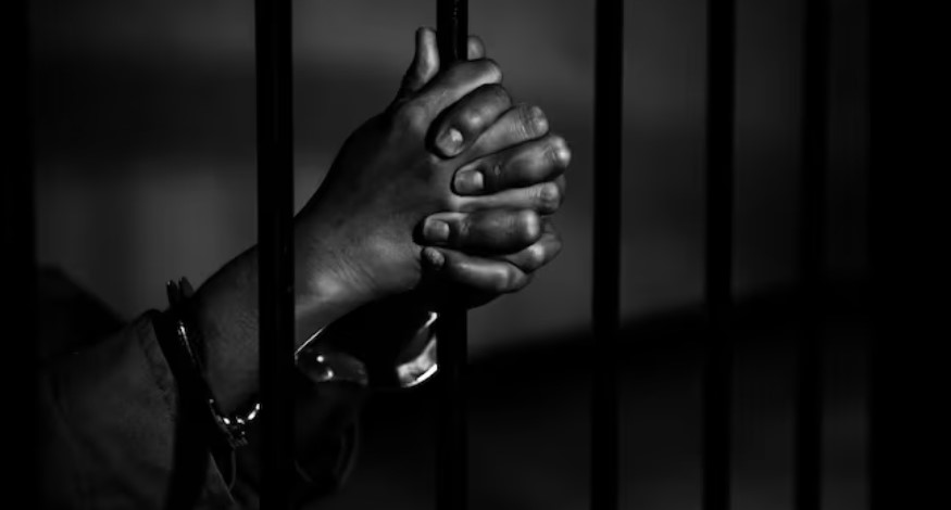 Rapaz é preso por tentar atacar familiares com facão e ameaçar atear fogo na casa dos pais