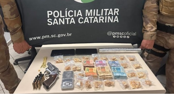 Homem é preso com revólver, drogas e mais de R$ 7 mil em dinheiro