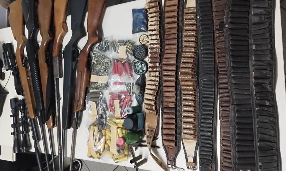 Homem é preso com arsenal e quase 400 munições após agredir companheira no Oeste