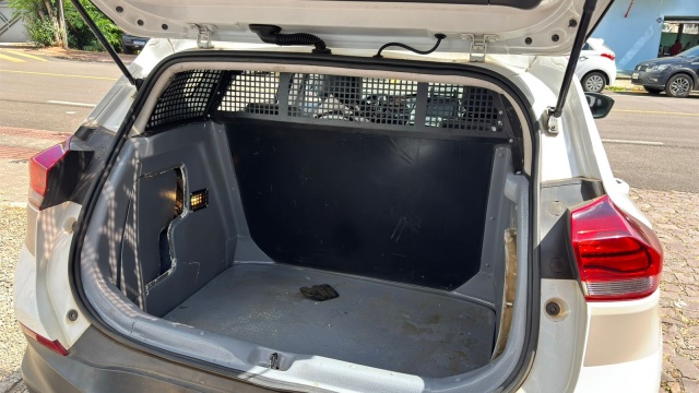 Homem é preso por danificar viatura da PM