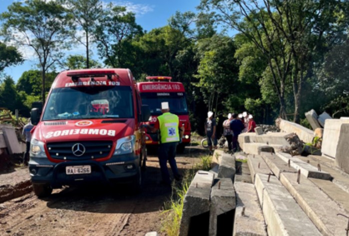 Bloco de concreto de 300kg cai sobre trabalhador