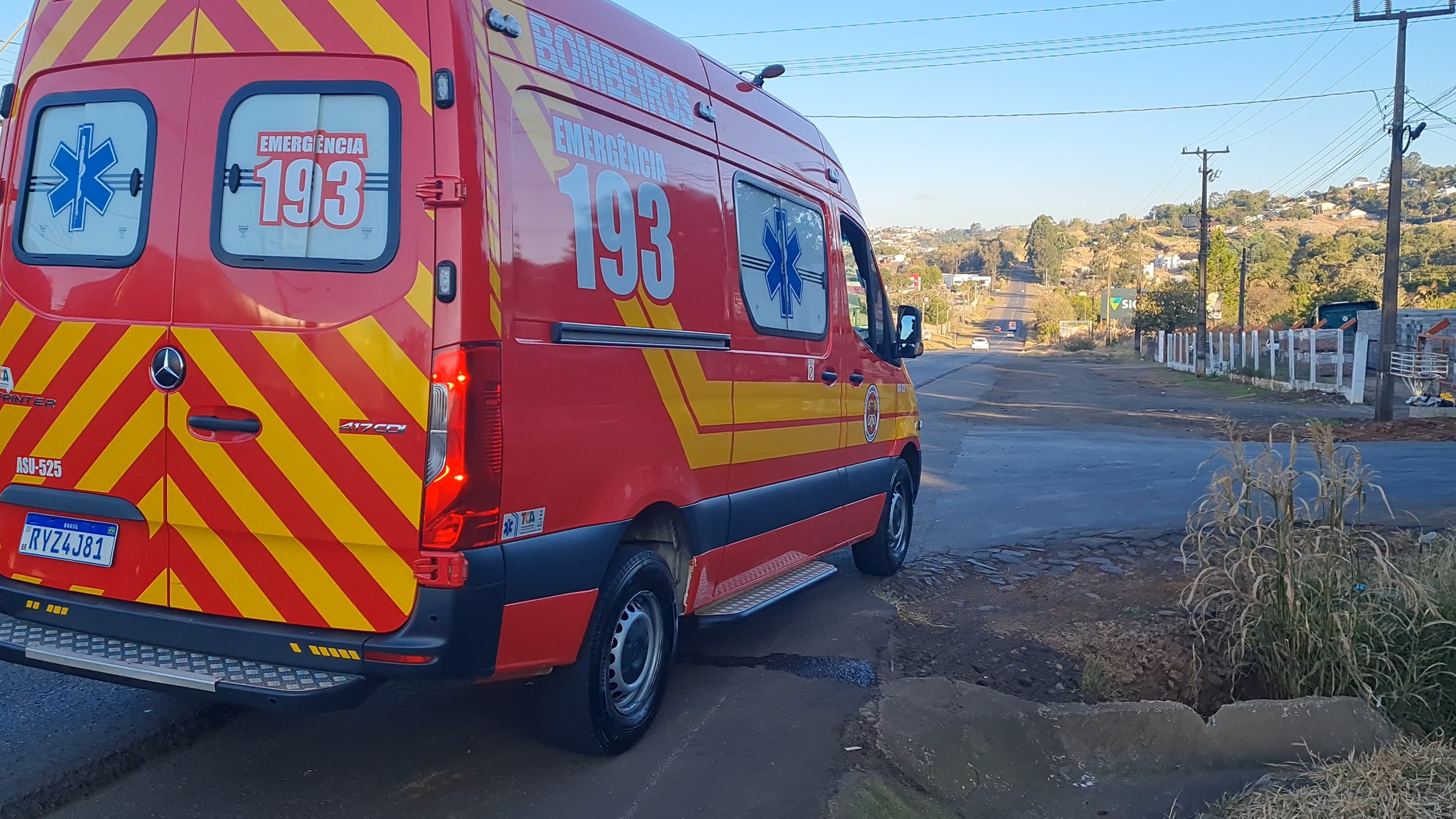 Bombeiros atendem motociclista com suspeita de fratura após acidente