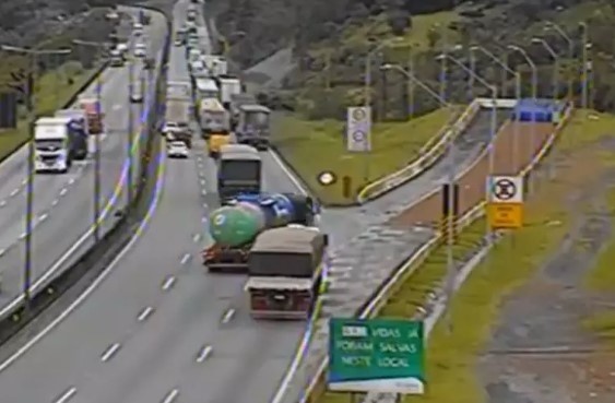 Manobra incrível evita explosão de caminhão com 50 ton de etanol na BR-376 entre PR e SC