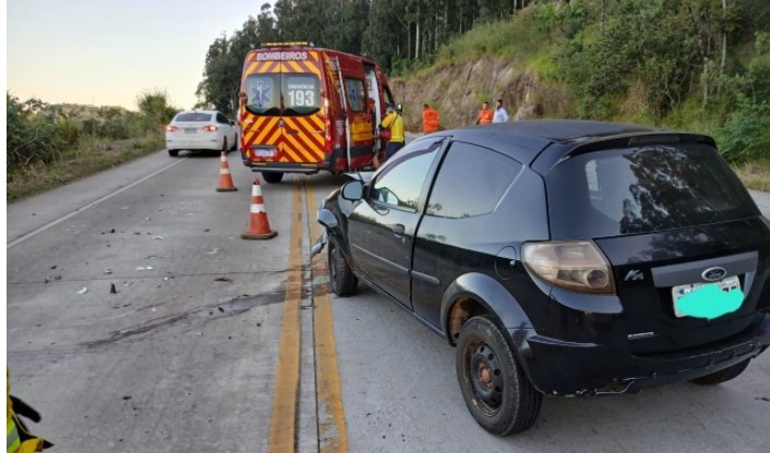 Colisão traseira deixa duas pessoas levemente feridas na BR-163