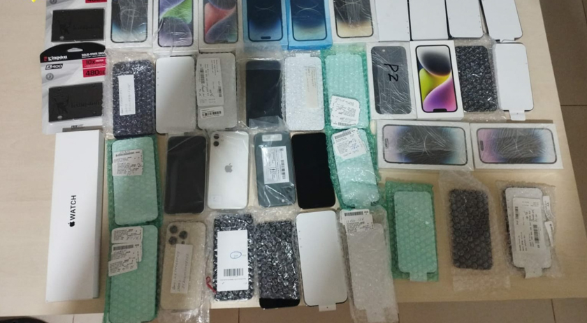 Policiais apreendem 37 iPhones descaminhados em fundo falso de veículo