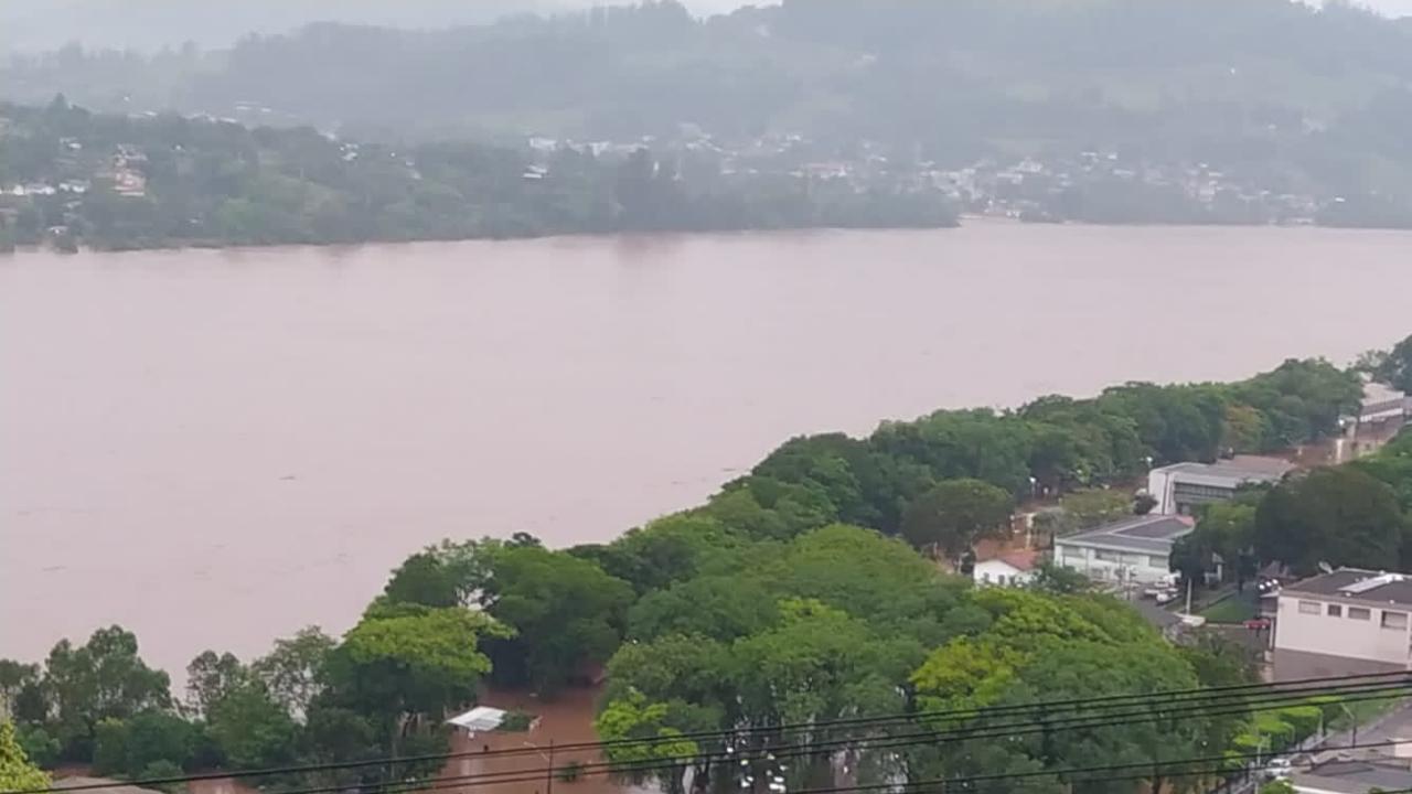 Embarcação com duas pessoas naufraga no Rio Uruguai