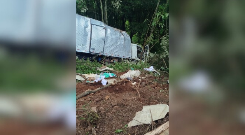 Caminhão sai da pista e cai em ribanceira na SC-305, deixando um ferido