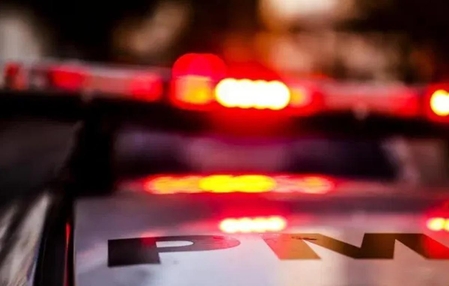 Homem embriagado quebra móveis e agride esposa e adolescente