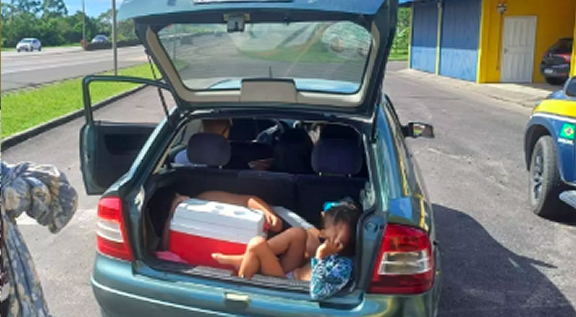 Crianças são transportadas em porta-malas de veículo em SC