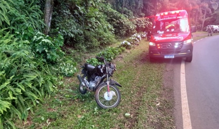 Motociclista sofre ferimentos graves em colisão com veículo