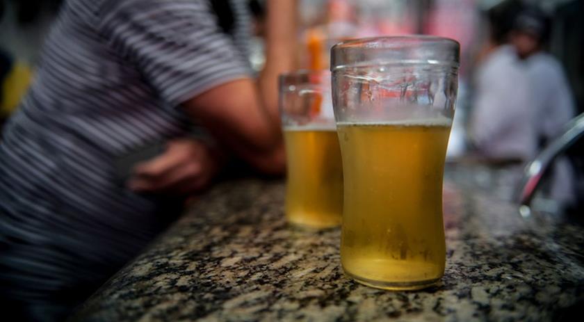 Dona de bar cobra R$ 700 por 15 cervejas e cliente se nega a pagar