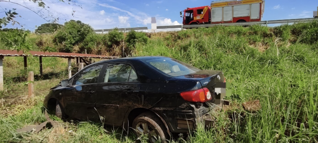 Saída de pista deixa mulher ferida na BR-282, em Saudades