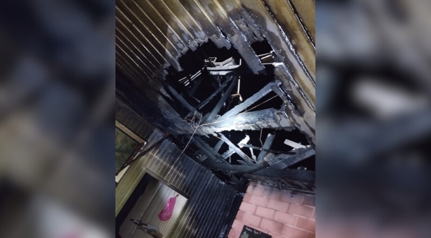 Casa fica parcialmente destruída pelo fogo
