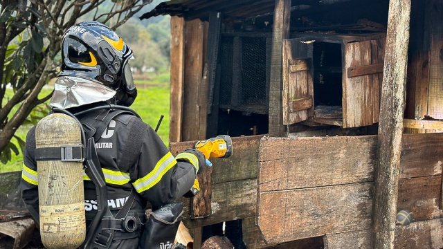 Bombeiros são acionados para atender princípio de incêndio em depósito no interior