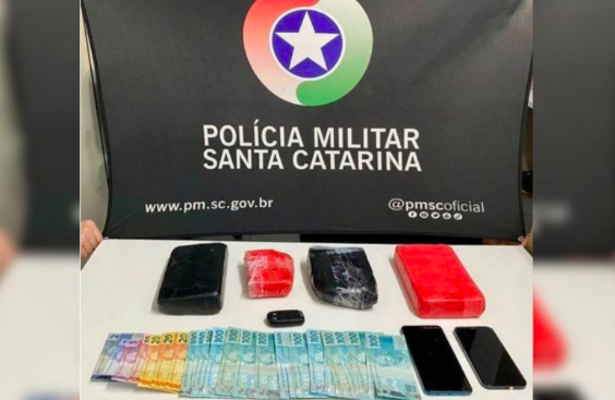 Denúncia revela cocaína escondida dentro de bancos de veículo em SC