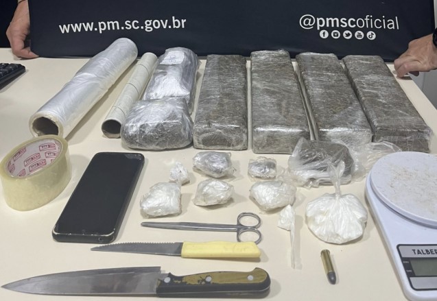 Polícia Militar apreende drogas e prende cinco pessoas em operação